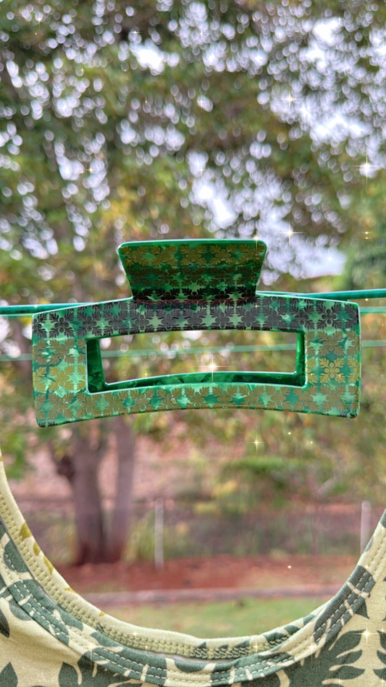 Green claw clip