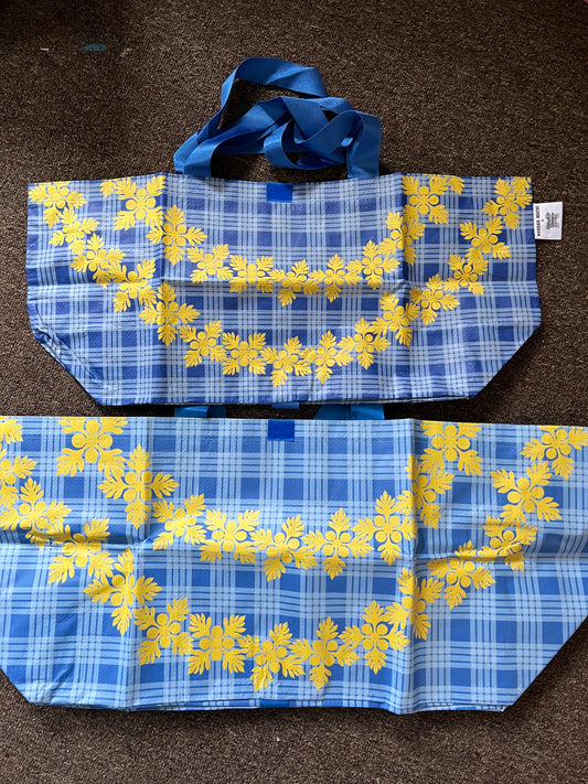Bebe blue and yellow lei