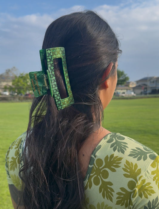 Green claw clip