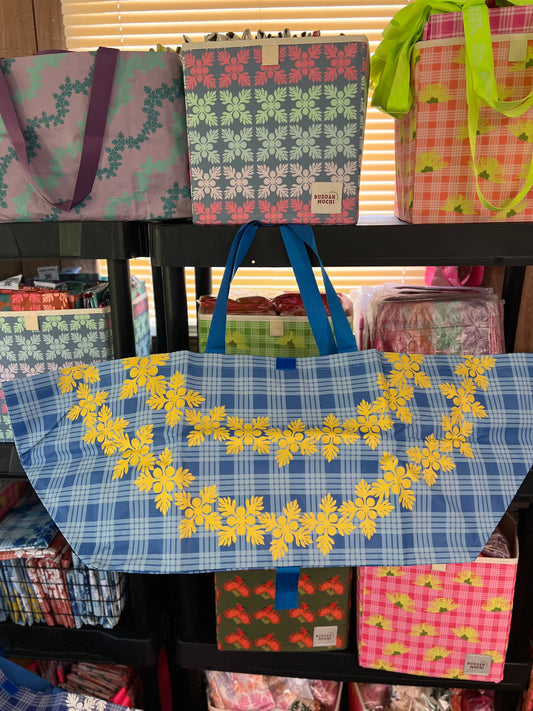 Blue and yellow lei kuiki Bombucha