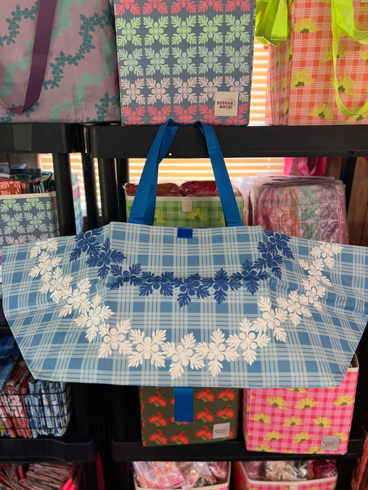 Blue & white Bombucha lei